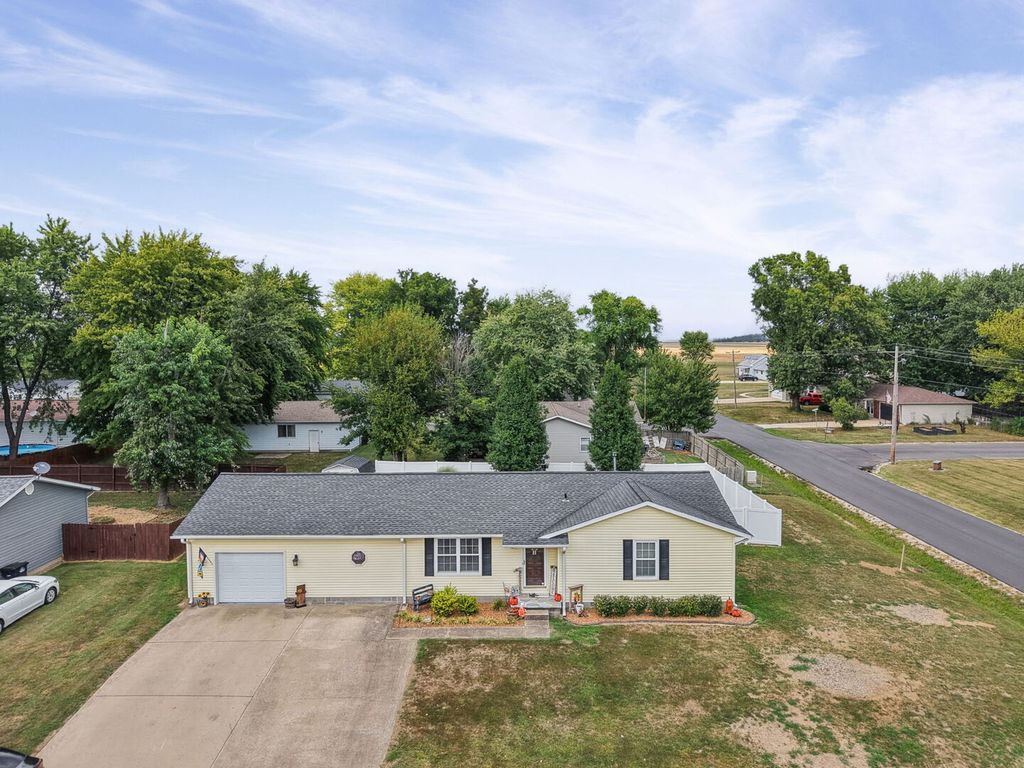 Image 34 of property listing at 102 Lamar Drive, Salem, IL 62881