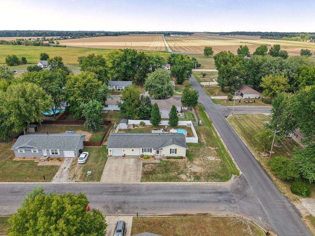 Image 35 of property listing at 102 Lamar Drive, Salem, IL 62881