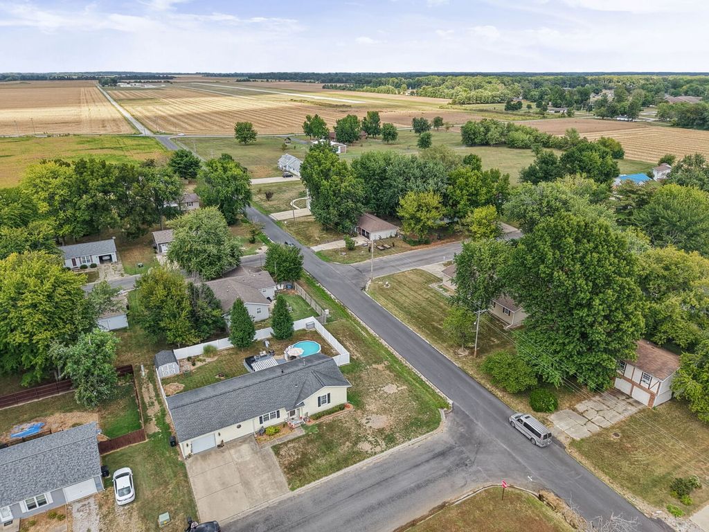 Image 36 of property listing at 102 Lamar Drive, Salem, IL 62881