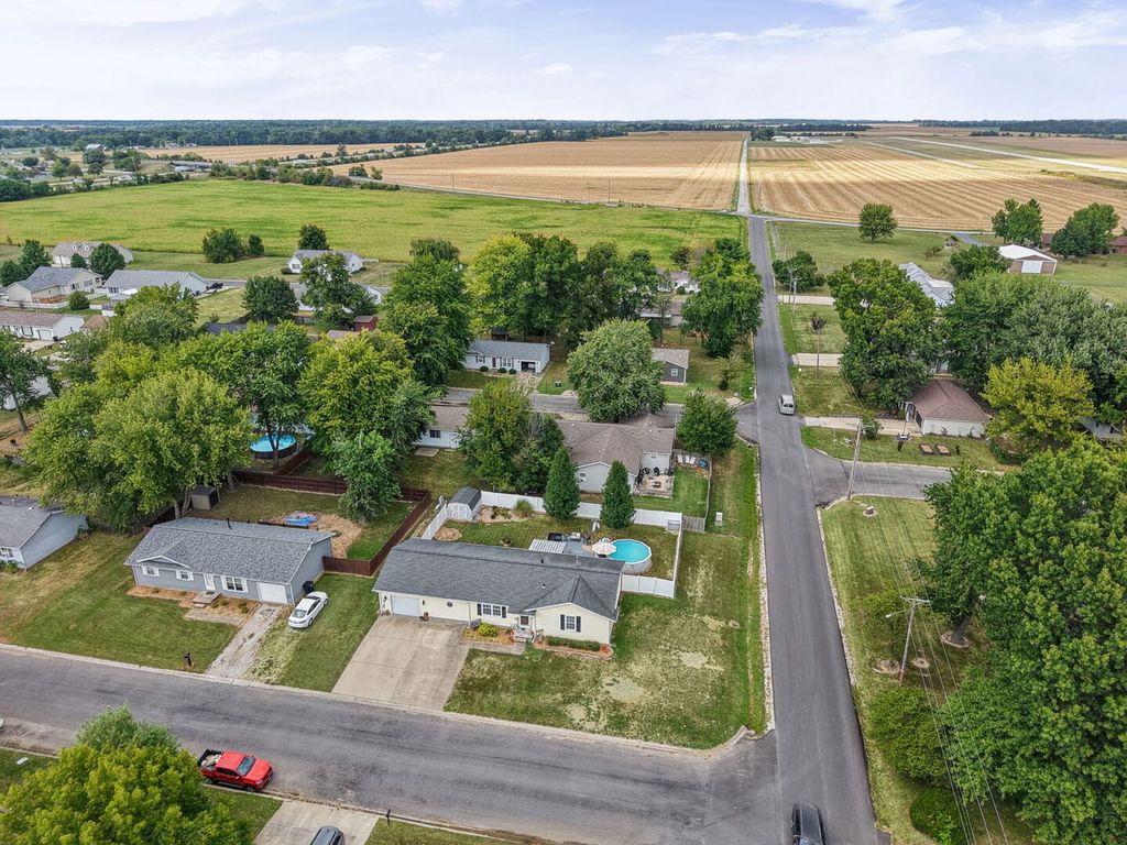 Image 37 of property listing at 102 Lamar Drive, Salem, IL 62881