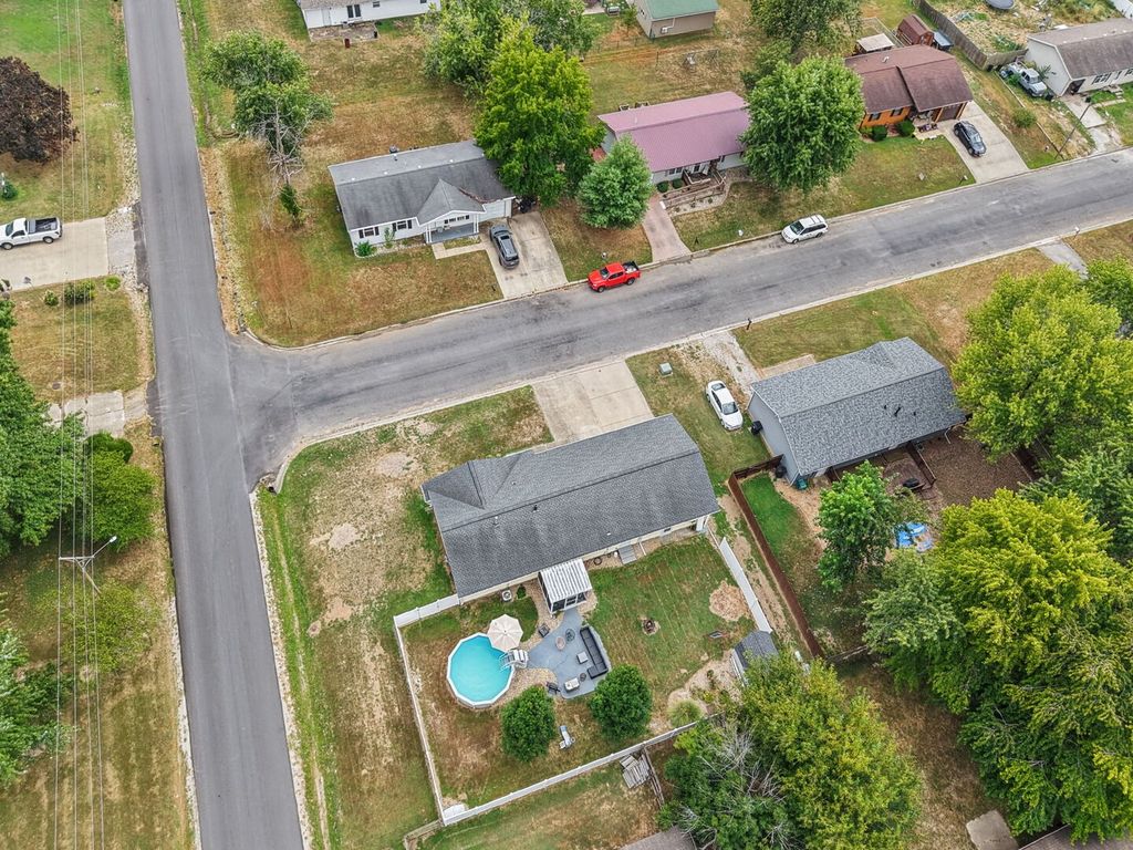 Image 40 of property listing at 102 Lamar Drive, Salem, IL 62881