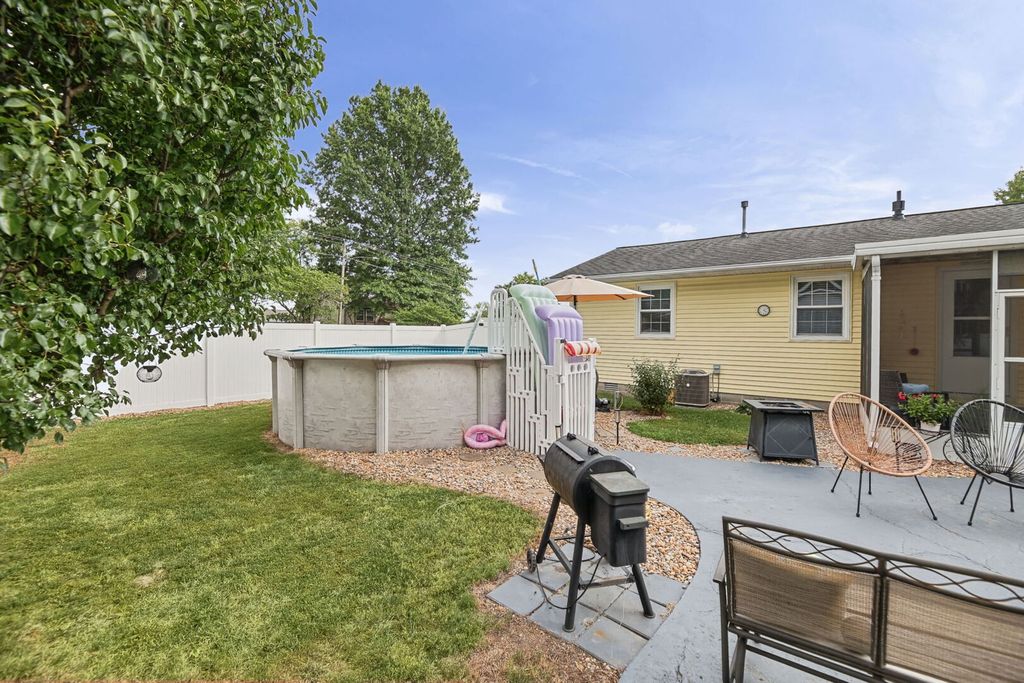 Image 6 of property listing at 102 Lamar Drive, Salem, IL 62881