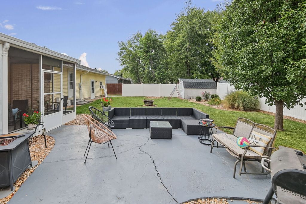 Image 7 of property listing at 102 Lamar Drive, Salem, IL 62881