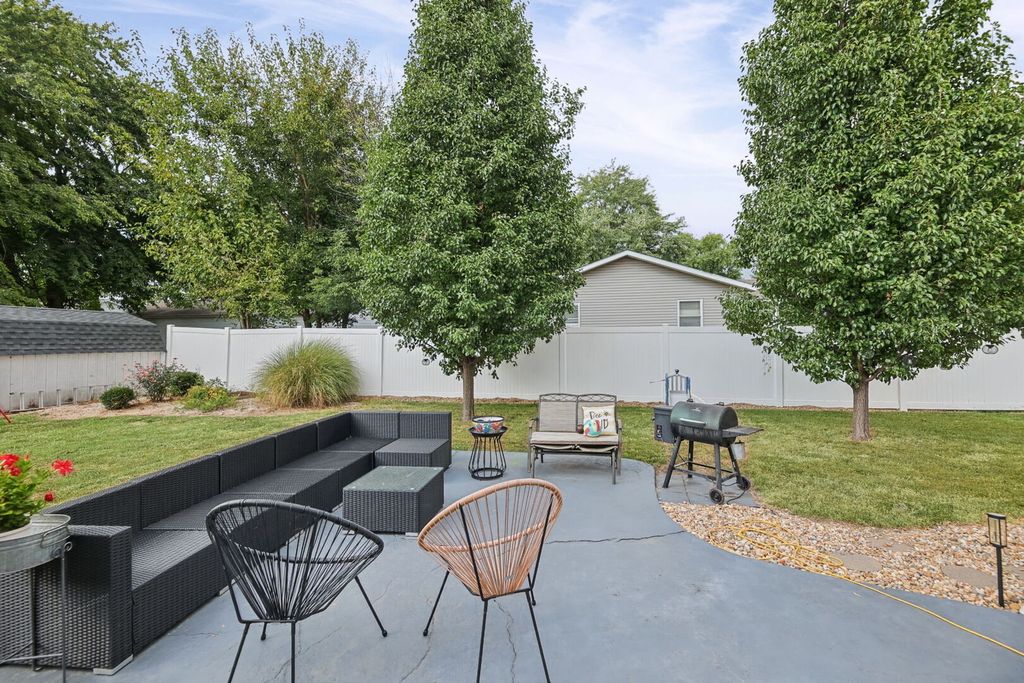 Image 8 of property listing at 102 Lamar Drive, Salem, IL 62881