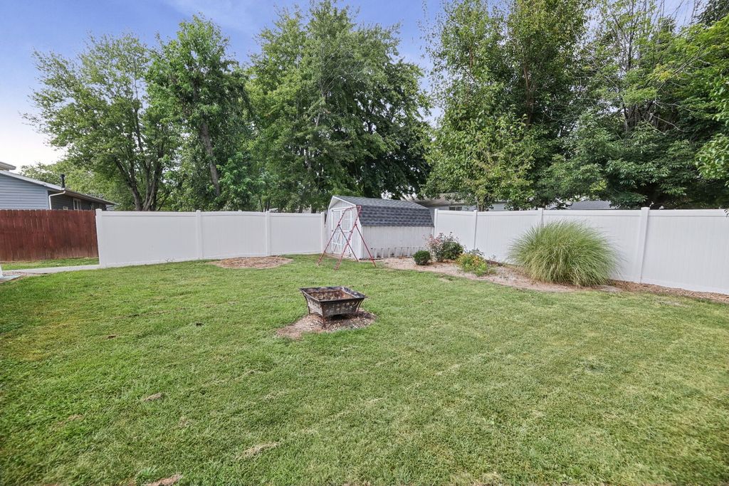 Image 9 of property listing at 102 Lamar Drive, Salem, IL 62881