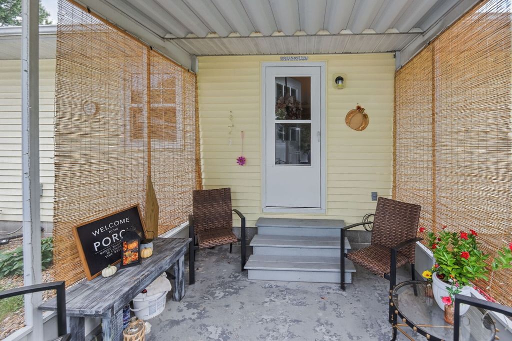 Image 10 of property listing at 102 Lamar Drive, Salem, IL 62881
