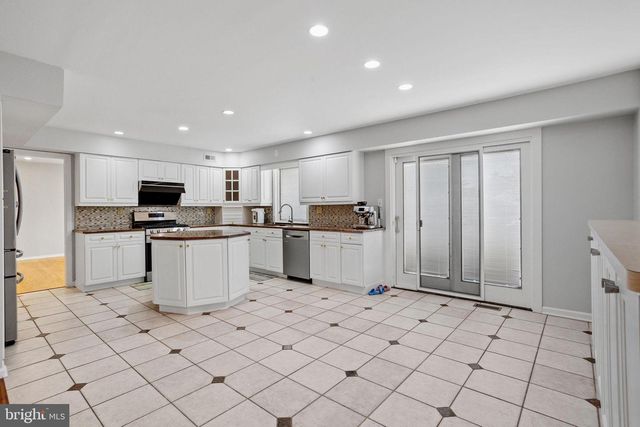 32 COUNTRY WALK, Cherry Hill, NJ 08003