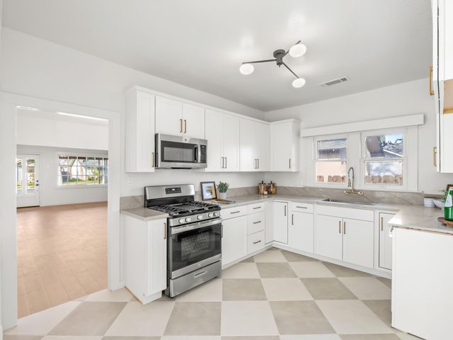 425 W Elm Street, Hanford, CA 93230