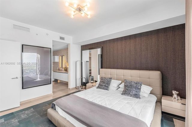 88 SW 7th St 3806, Miami, FL 33130