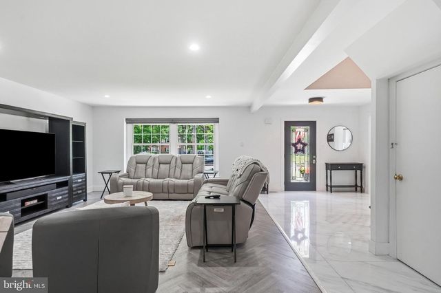 504 MIDDLESEX DR, Moorestown, NJ 08057