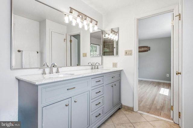 504 MIDDLESEX DR, Moorestown, NJ 08057