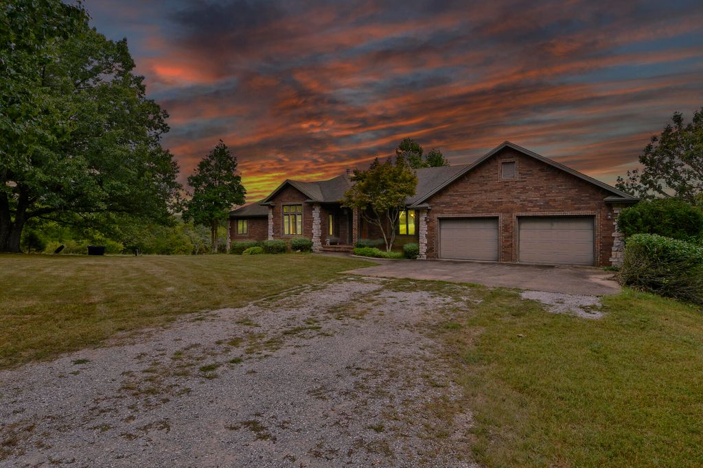 1602 Equestrian Road, Ozark, MO 65721