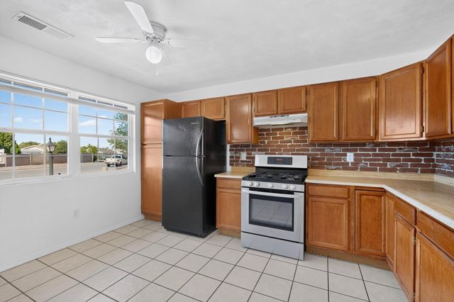 520 Apache Loop SW, Rio Rancho, NM 87124