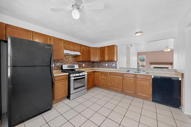 520 Apache Loop SW, Rio Rancho, NM 87124