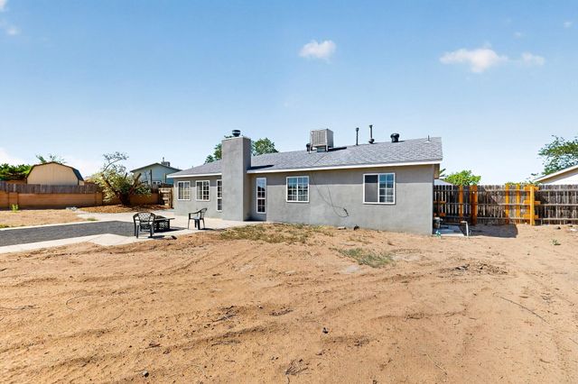 520 Apache Loop SW, Rio Rancho, NM 87124