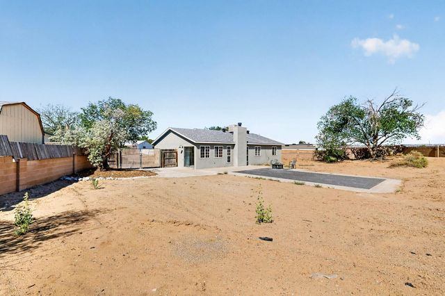 520 Apache Loop SW, Rio Rancho, NM 87124