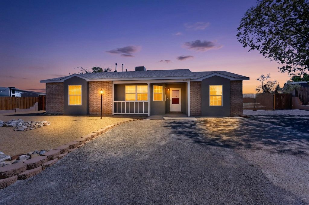 520 Apache Loop SW, Rio Rancho, NM 87124