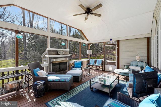 3303 LAUREN OAKS CT, Oak Hill, VA 20171