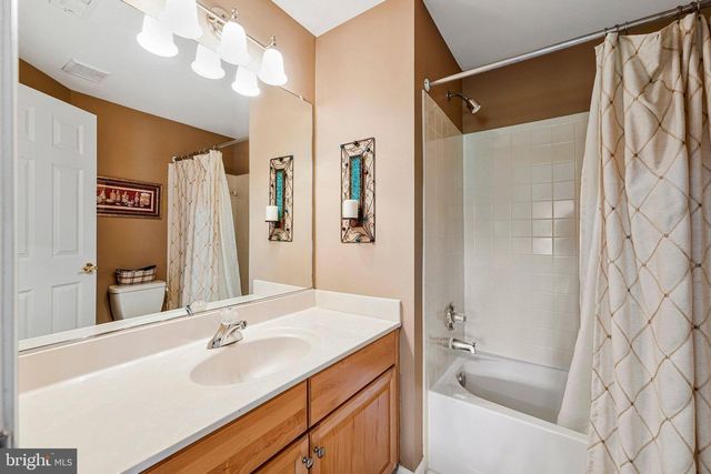 3303 LAUREN OAKS CT, Oak Hill, VA 20171