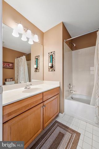 3303 LAUREN OAKS CT, Oak Hill, VA 20171