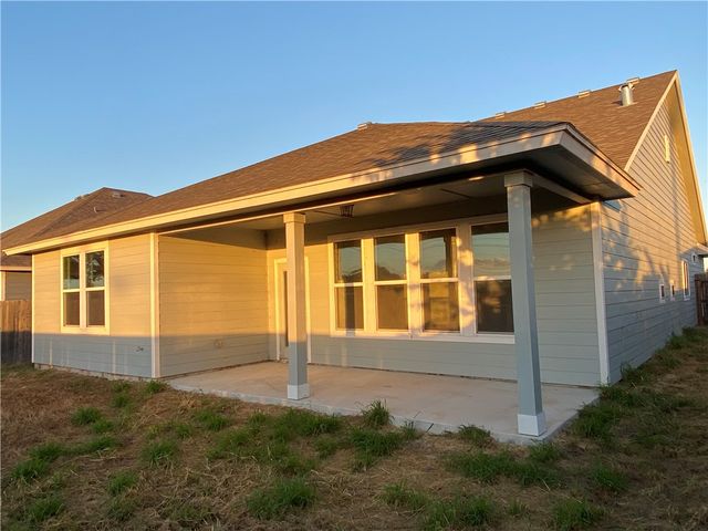 109 Highwood Dr, Rockport, TX 78382