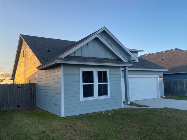 109 Highwood Dr, Rockport, TX 78382