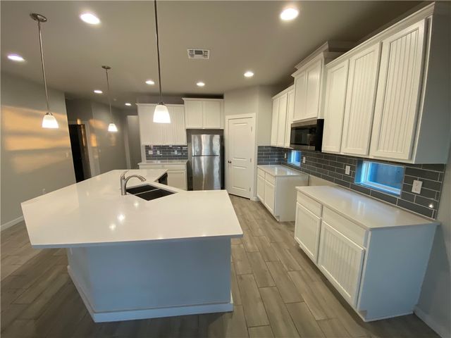 109 Highwood Dr, Rockport, TX 78382