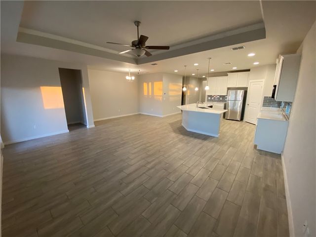 109 Highwood Dr, Rockport, TX 78382