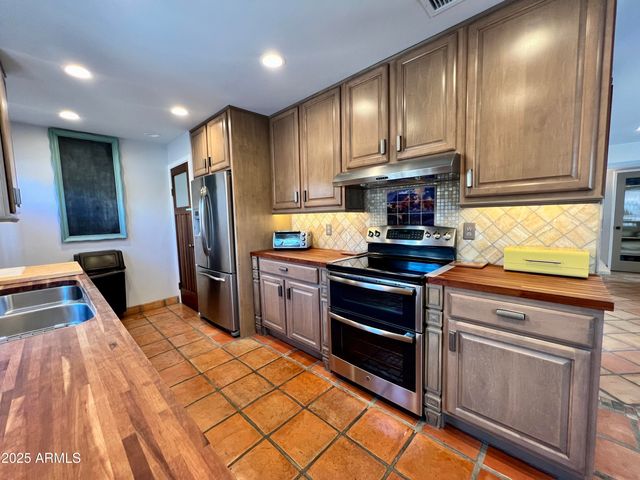 37801 N CAVE CREEK Road 23, Cave Creek, AZ 85331