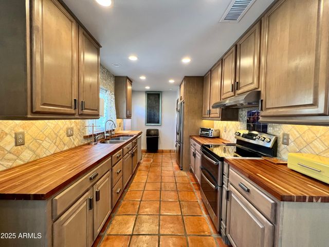 37801 N CAVE CREEK Road 23, Cave Creek, AZ 85331