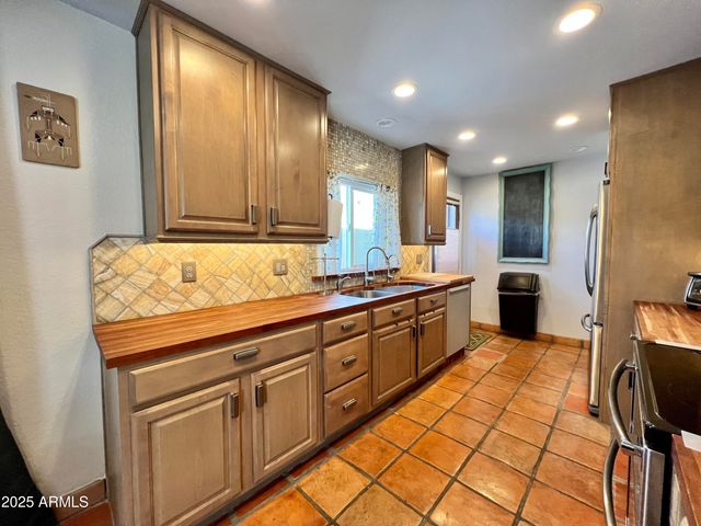 37801 N CAVE CREEK Road 23, Cave Creek, AZ 85331