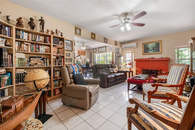 569 SW 5th St, Miami, FL 33130