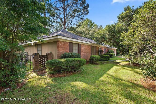 5207 Meadow Oaks Park Drive, Jackson, MS 39211