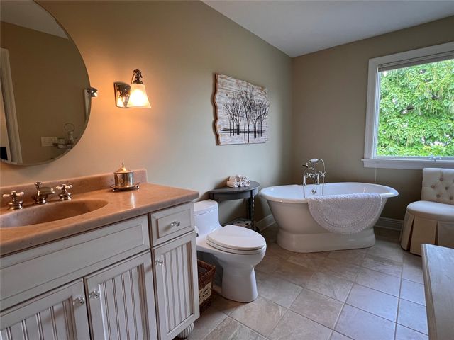 9110 E LAKE Road, North East, PA 16428