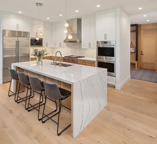 2290 Melody Hill Road, Chanhassen, MN 55331