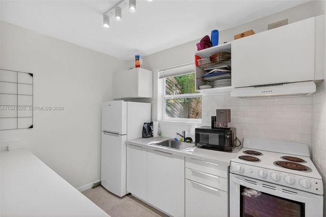 3676 Oak Ave 4, Miami, FL 33133