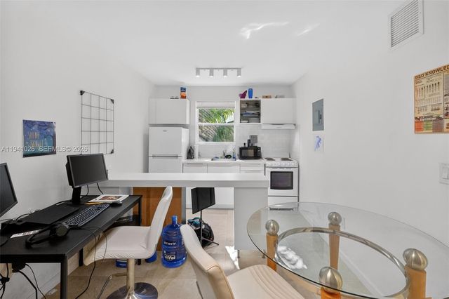 3676 Oak Ave 4, Miami, FL 33133