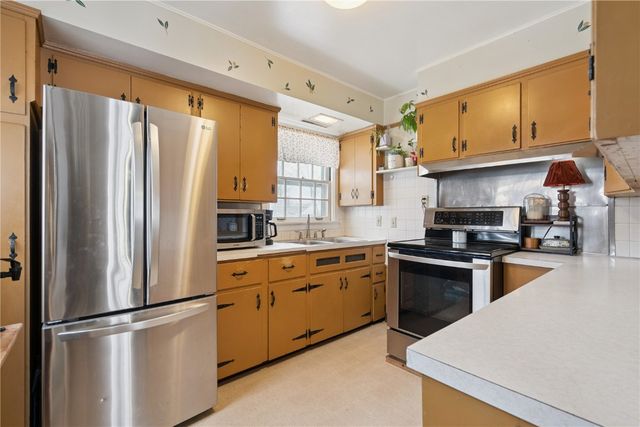 287 8th Ave, Marion, IA 52302