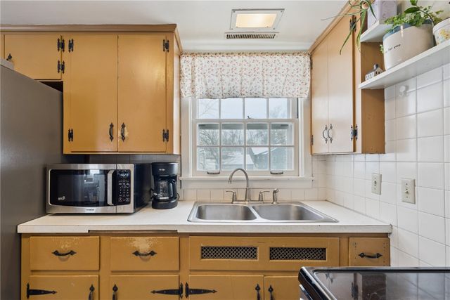 287 8th Ave, Marion, IA 52302