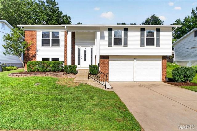 930 Bellestri Drive, Ballwin, MO 63021