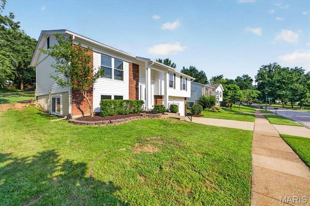 930 Bellestri Drive, Ballwin, MO 63021