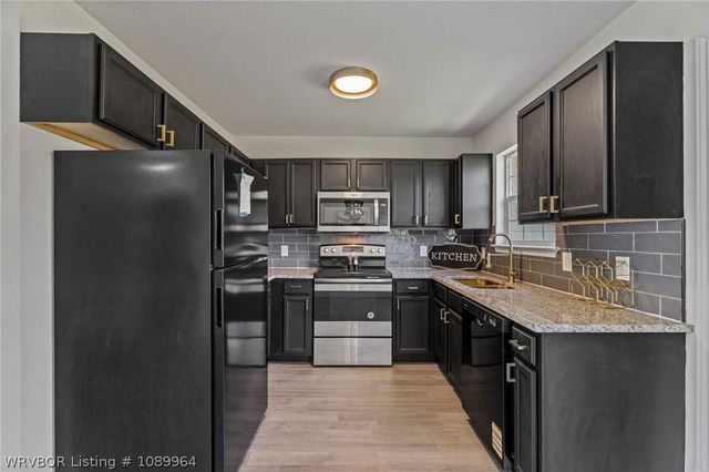 4207 N Oak Park Circle, Fort Smith, AR 72904