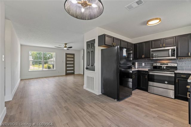 4207 N Oak Park Circle, Fort Smith, AR 72904
