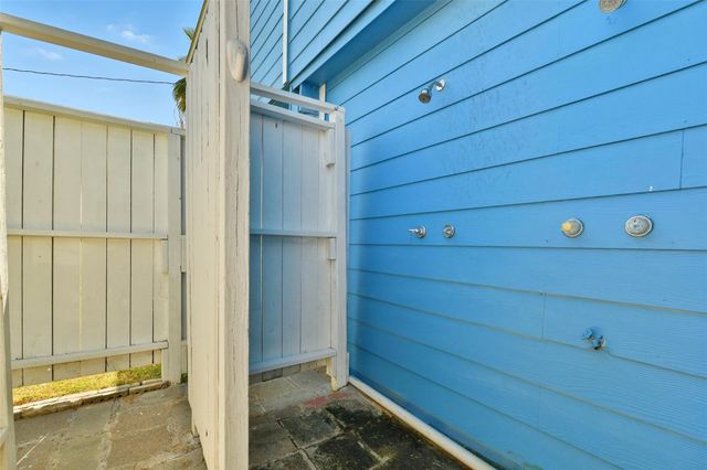 3917 3rd Street, Galveston, TX 77554