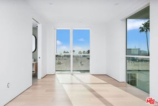 1136 N La Cienega Boulevard 305, West Hollywood, CA 90069