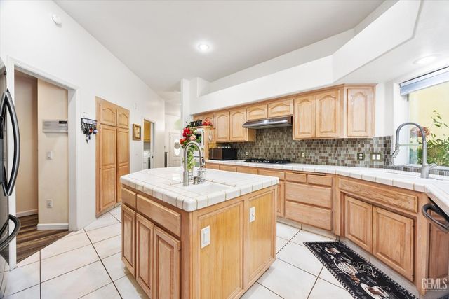 4205 Palisades Circle, Bakersfield, CA 93308