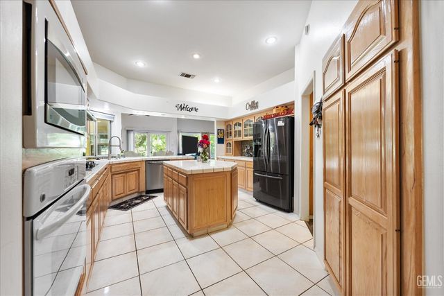 4205 Palisades Circle, Bakersfield, CA 93308