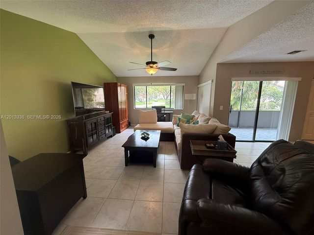 24 Lexington Ln W A, Palm Beach Gardens, FL 33418