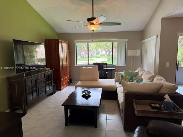 24 Lexington Ln W A, Palm Beach Gardens, FL 33418