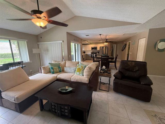 24 Lexington Ln W A, Palm Beach Gardens, FL 33418